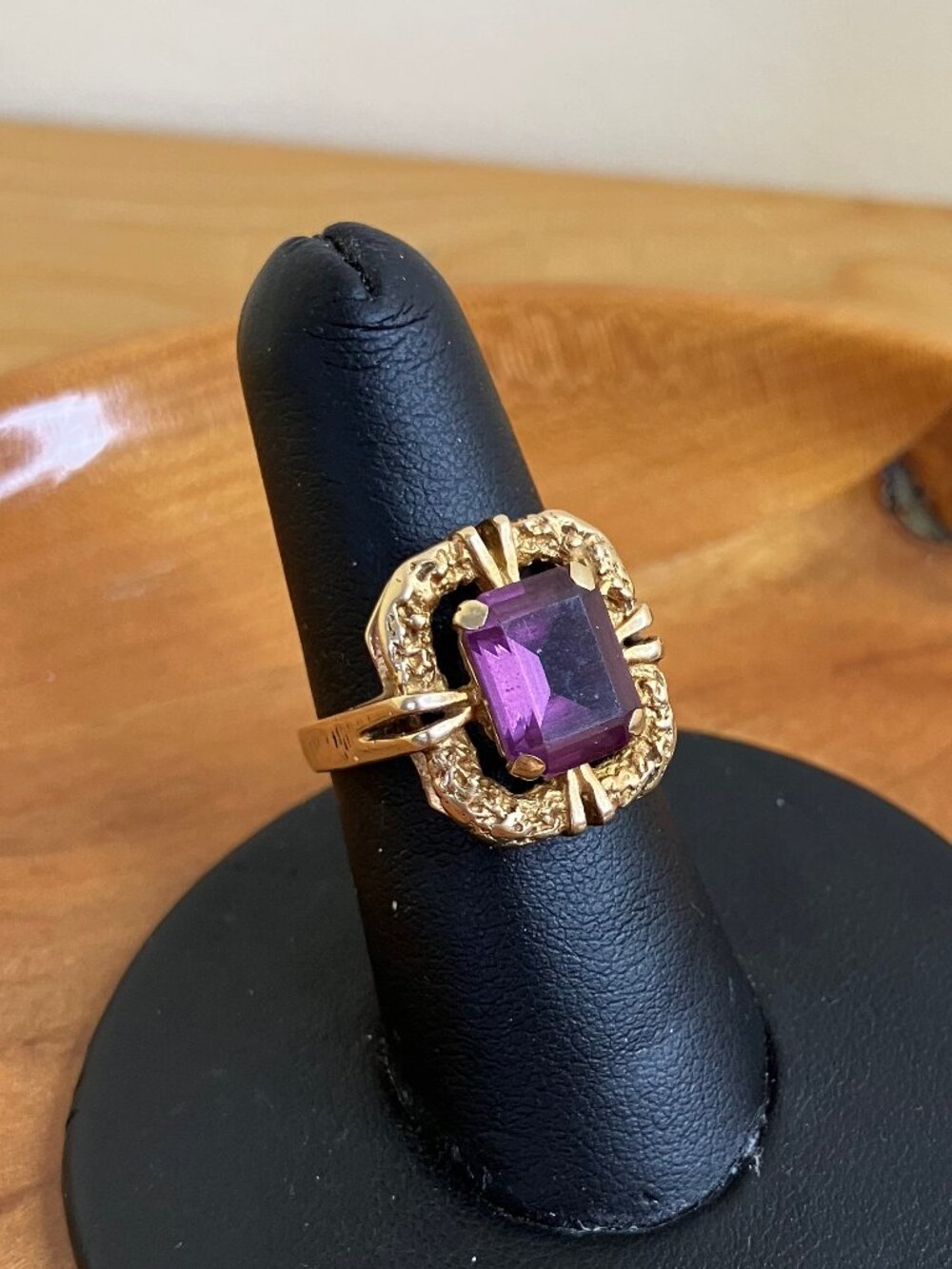 10 kt Yellow Gold Ring Amethyst Emerald-Cut Gemstone Vintage Ornate Statement